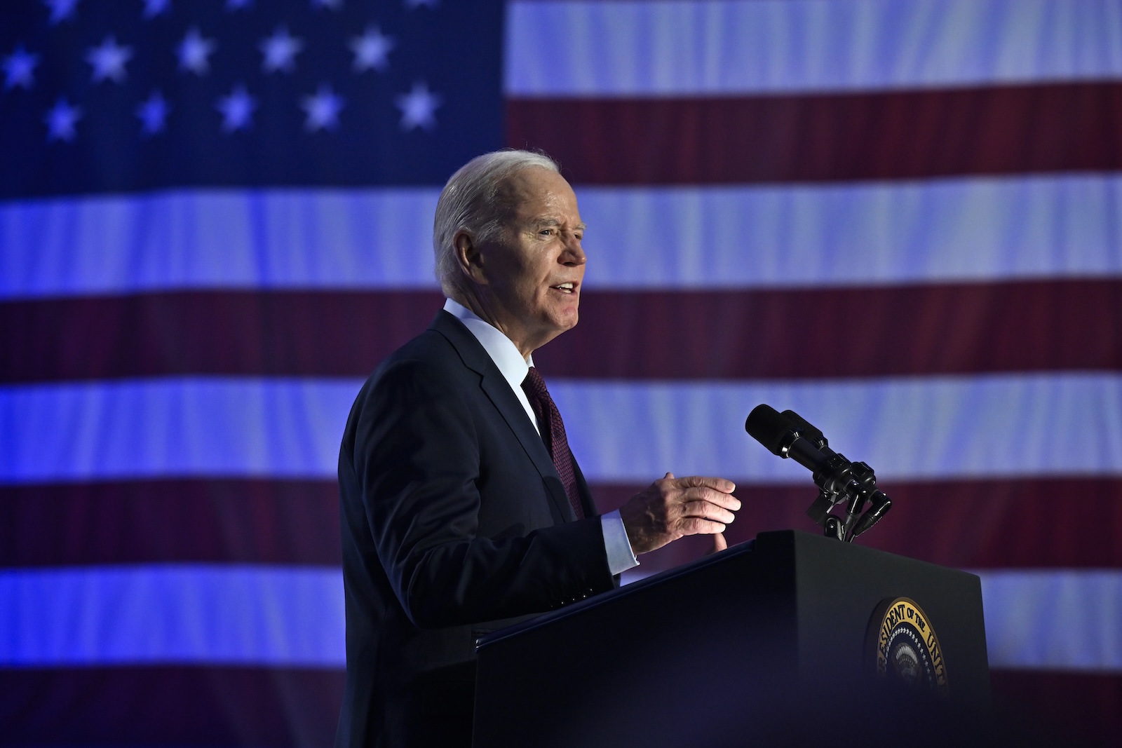 epa11128185 US President Joe Biden speaks at a campaign event at the Pearson Community Center in North Las Vegas, Nevada, USA, 04 February 2024. The Nevada Democratic primary will be held on 06 February 2024.  EPA/DAVID BECKER