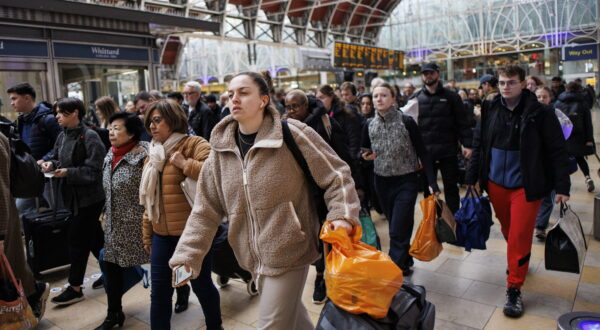 epa11129357 Passengers arrive at a platform to board on a Great Western Railway (GWR) train service at Paddington Station on the last day of the week of disruptions by the train drivers' union Aslef, in London, Britain, 05 February 2024. The industrial action and train drivers refusing to work overtime has affected different train operators on different days from 29 January 2024 to 05 February 2024 and it is part of a long-running dispute over pay and conditions.  EPA/TOLGA AKMEN