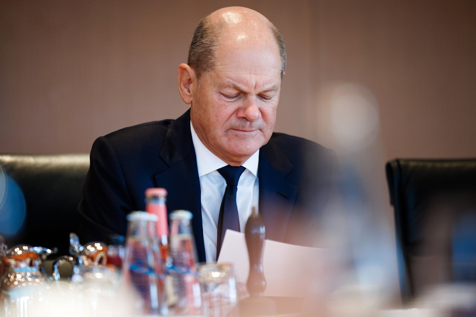 epa11133496 German Chancellor Olaf Scholz looks on during the weekly cabinet meeting of the German government in Berlin, Germany, 07 February 2024.  EPA/CLEMENS BILAN