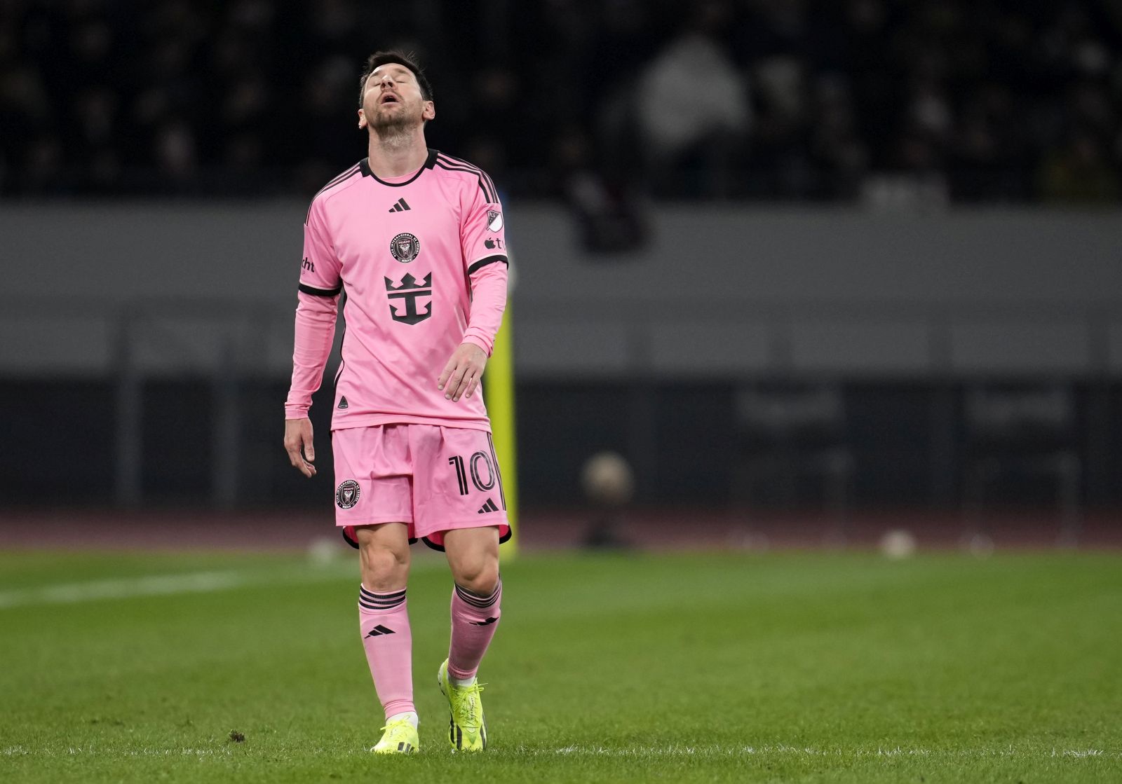 epa11133876 Inter Miami's forward Lionel Messi reacts during a friendly soccer match between Inter Miami and Vissel Kobe in Tokyo, Japan, 07 February 2024.  EPA/FRANCK ROBICHON