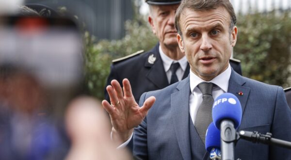 epa11139294 French President Emmanuel Macron (R) speaks to the press during a visit of the Bordeaux police station, in Bordeaux, western France, 09 February 2024. President Macron is in Bordeaux to swear in the new class of the Ecole Nationale de la Magistrature (National School for the Judiciary).  EPA/LUDOVIC MARIN / POOL  MAXPPP OUT
