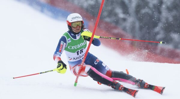 epa11144348 Zrinka Ljutic from Croatia in action during the first run of the Women's Slalom race at the FIS Alpine Skiing World Cup in Soldeu, Andorra, 11 February 2024.  EPA/Guillaume Horcajuelo