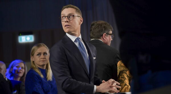 epa11145685 Presidential candidate Alexander Stubb stands at the election party in the Little Finlandia event center during the second round of the presidential election, in Helsinki, Finland, 11 February 2024. The second round of the presidential election in Finland takes place on 11 February 2024 between the two frontrunner candidates of first round Alexander Stubb and Pekka Haavisto.  EPA/JARNO KUUSINEN