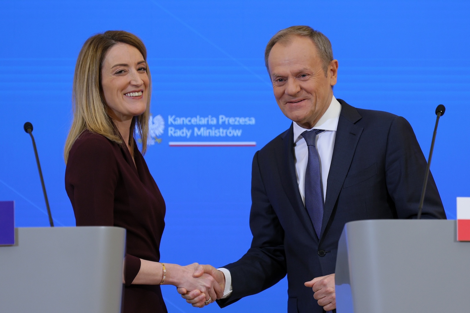 epa11154410 Polish Prime Minister Donald Tusk (R) shakes hands with the President of the European Parliament Roberta Metsola (L) during a press conference after their meeting at the Chancellery of the Prime Minister in Warsaw, Poland, 15 February 2024.  EPA/Pawel Supernak POLAND OUT
