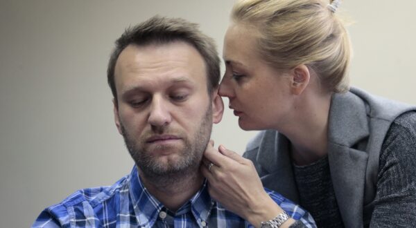 epa11157755 (FILE) - Russian opposition leader Alexey Navalny (L) and his wife Yulia (R) in a court room at the Lyublinsky district court in Moscow, Russia, 23 April 2015 (reissued 16 February 2024). Russian opposition leader and outspoken Kremlin critic Alexey Navalny has died aged 47 in a penal colony, the Federal Penitentiary Service of the Yamalo-Nenets Autonomous District announced on 16 February 2024. A prison service statement said that Navalny 'felt unwell' after a walk on 16 February, and it was investigating the causes of his death. Late last year, he was transferred to an Arctic penal colony considered one of the harshest prisons.  EPA/MAXIM SHIPENKOV *** Local Caption *** 51901129