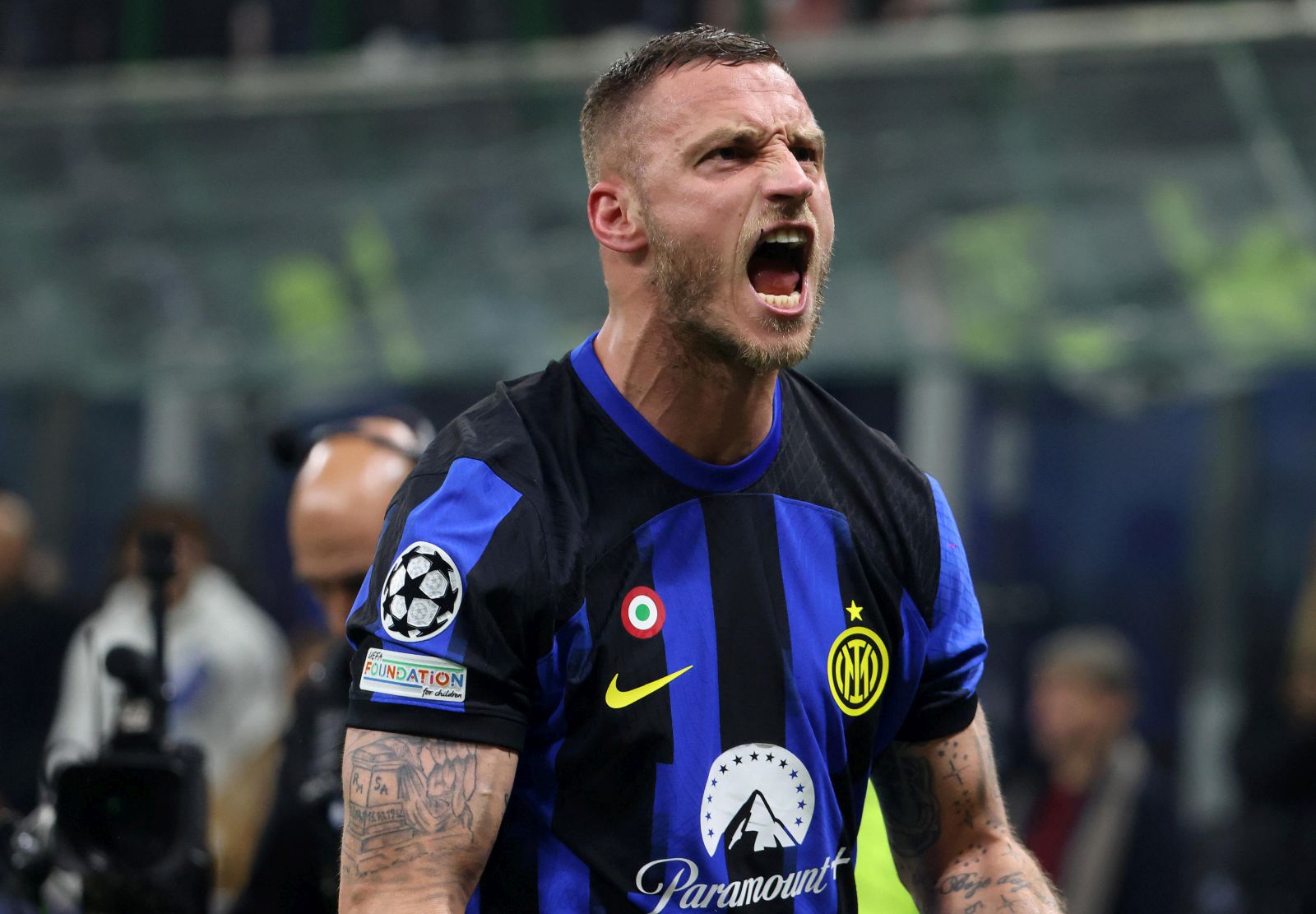 epa11168837 Inter Milan’s Marko Arnautovic celebrates after scoring the 1-0 during the UEFA Champions League round of 16 first leg match Inter Milan vs Atletico Madrid at Giuseppe Meazza stadium in Milan, Italy, 20 February 2024.  EPA/MATTEO BAZZI