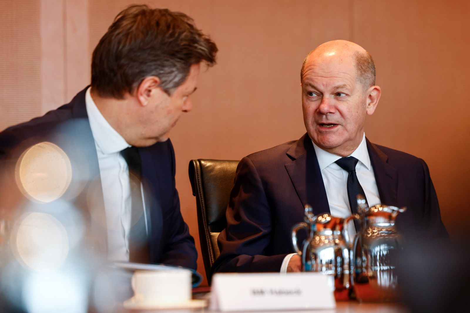 epa11169319 German Chancellor Olaf Scholz (R) and German Minister for Economy and Climate Robert Habeck (L) attend the weekly cabinet meeting of the German government at the Chancellery, in Berlin, Germany, 21 February 2024.  EPA/HANNIBAL HANSCHKE