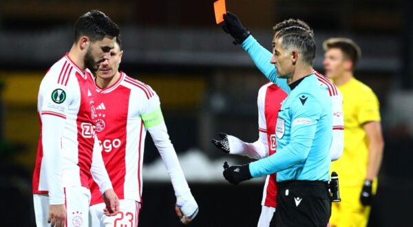 epa11173080 Ajax player Josip Sutalo (L) is sent off during the UEFA Europa Conference League knock-out round play-offs, 2nd leg match between Bodo/Glimt and Ajax at the Aspmyra stadium in Bodo, Norway, 22 February 2024.  EPA/Mats Torbergsen  NORWAY OUT