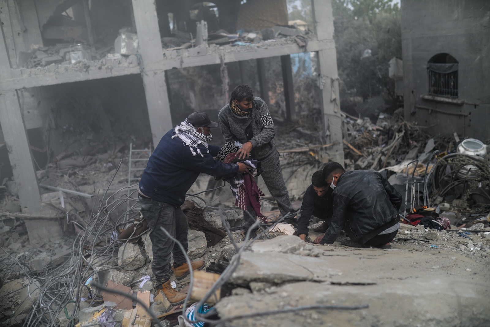 epa11174216 Palestinians search for bodies and survivors among the rubble of a destroyed house following an Israeli air strike on Deir Al Balah, southern Gaza Strip, 23 February 2024. According to the Palestinian Ministry of Health, more than 18 members of the same family were killed and 22 remain trapped under the rubble following an overnight Israeli air strike. More than 29,400 Palestinians and over 1,300 Israelis have been killed, according to the Palestinian Health Ministry and the Israel Defense Forces (IDF), since Hamas militants launched an attack against Israel from the Gaza Strip on 07 October 2023, and the Israeli operations in Gaza and the West Bank which followed it.  EPA/MOHAMMED SABER