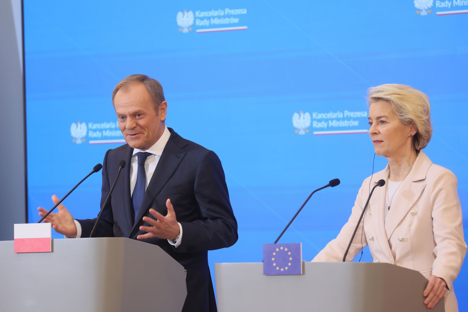 epa11174481 Poland's Prime Minister, Donald Tusk (L), and President of the European Commission, Ursula von der Leyen (R), attend a press conference after their meeting at the Chancellery in Warsaw, Poland, 23 February 2024.  EPA/Leszek Szymanski POLAND OUT
