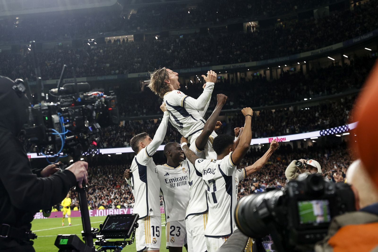 epa11181563 Real Madrid's Luka Modric (C) celebrates with his teammtaes after scoring the 1-0 goal during the Spanish LaLiga soccer match between Real Madrid and Sevilla FC in Madrid, Spain, 25 February 2024.  EPA/Javier Lizon