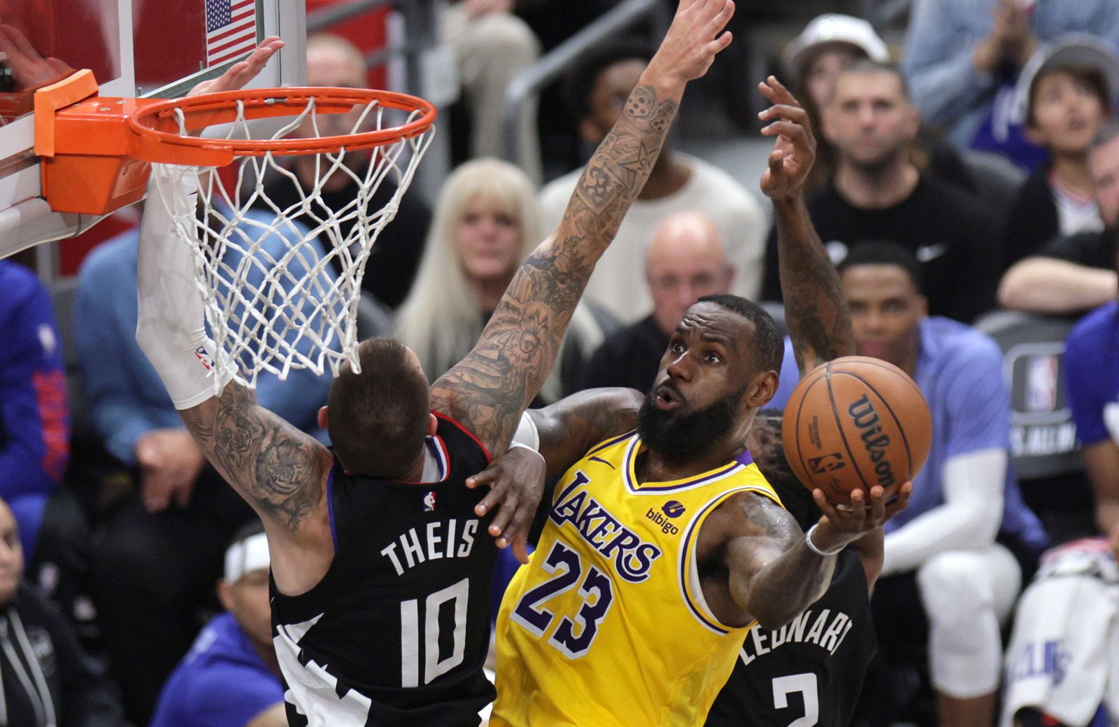 epa11187879 Los Angeles Lakers forward LeBron James (R) shoots the ball against Los Angeles Clippers center Daniel Theis (L) during the second half of the NBA basketball game between the Los Angeles Lakers and the Los Angeles Clippers in Los Angeles, California, USA, 28 February 2024.  EPA/ALLISON DINNER SHUTTERSTOCK OUT