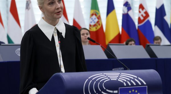 epa11186326 Yulia Navalnaya, widow of the late Russian dissident Alexei Navalny, speaks at the European Parliament in Strasbourg, France, 28 February 2024. The EU Parliament's session runs from 26 till 29 February 2024.  EPA/RONALD WITTEK