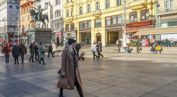 03.01.2024., Zagreb - Iznad prosjecno topao dan za ovo doba godine gradjani i turisti iskoristili za setnju ili uzivanje na terasama kafica.
 (03.01.2024., Zagreb - Iznad prosjecno topao dan za ovo doba godine gradjani i turisti iskoristili za setnju