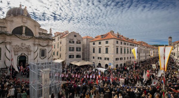 03.02.2023., Dubrovnik - Kao i svake godine, uprilicena je sveta misa ispred Katedrale, a nakon nje i procesija s barjacima i relikvijama. 
Photo: Grgo Jelavic/PIXSELL Photo: Grgo Jelavic/PIXSELL