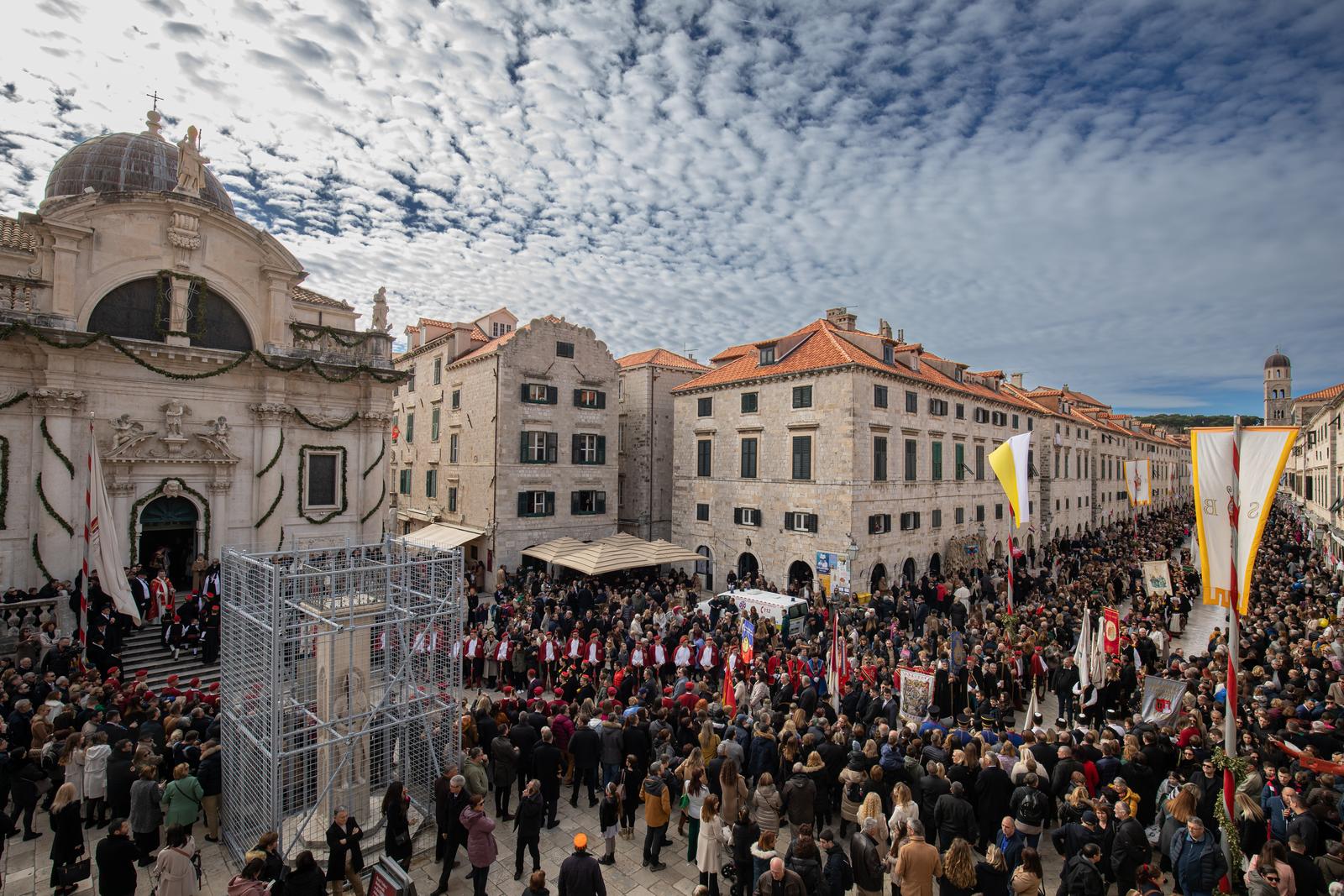 03.02.2023., Dubrovnik - Kao i svake godine, uprilicena je sveta misa ispred Katedrale, a nakon nje i procesija s barjacima i relikvijama. 
Photo: Grgo Jelavic/PIXSELL Photo: Grgo Jelavic/PIXSELL