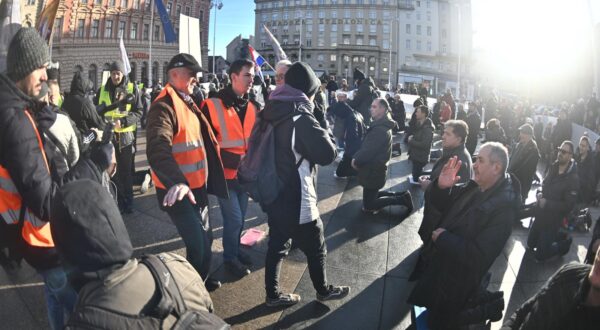 03.02.2024., Zagreb - Molitelji, ali i prosvjednici su se okupili na Trgu bana Josipa Jelacica kao i svake prve subote u mjesecu.   Photo: Igor Soban/PIXSELL