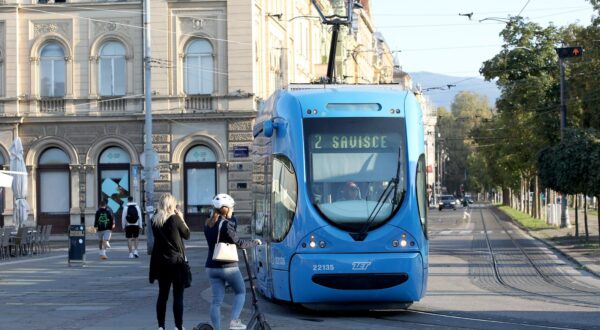 05.09.2023., Zagreb - Dok se javnost vise manje zabavlja gradonacelnikovim matematickim sposobnostima vezanim na nabavu rabljenih tramvaja iz Njemacke, sa pocetkom nove skolske godine i uvodjenjem punog opsega javnog prometa u gradu, ponovno se na tracnicama mogu vidjeti i najstariji tamvaji koje jos uvijek ima ZET. Uglavnom na liniji broj 2, ova stara vozila proizvedena su u Djuri Djakovicu jos sedamdesetih godina.
Duboko iz 20 stoljeca tramvajski vozni park krase i CKD Tatra T4 i KT4 koji se unatoc starosti svakodnevno mogu vidjeti u prometu. Nesto mladji su TMK 2210 zglobni modeli koje je izradjivala tvrtka Koncar od 1994. do 2003. godine, a jedini moderni tramvaji su TMK 2200 i 2300 konzorcija Crotram koji su dio ZET-ova prijevoza od 27. travnja 2005. godine. 
Upravo stoga, rabljeni tramvaji iz Njemacke, cak i bez kure podmladjivanja na presici, mogu samo podici nivo usluge u javnom prijevozu grada. Photo: Patrik Macek/PIXSELL