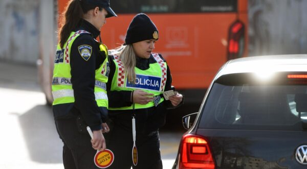16.01.2024., Sibenik - Prometna policija kontrolira vozila na sibenskim prometnicama. Photo: Hrvoje Jelavic/PIXSELL
