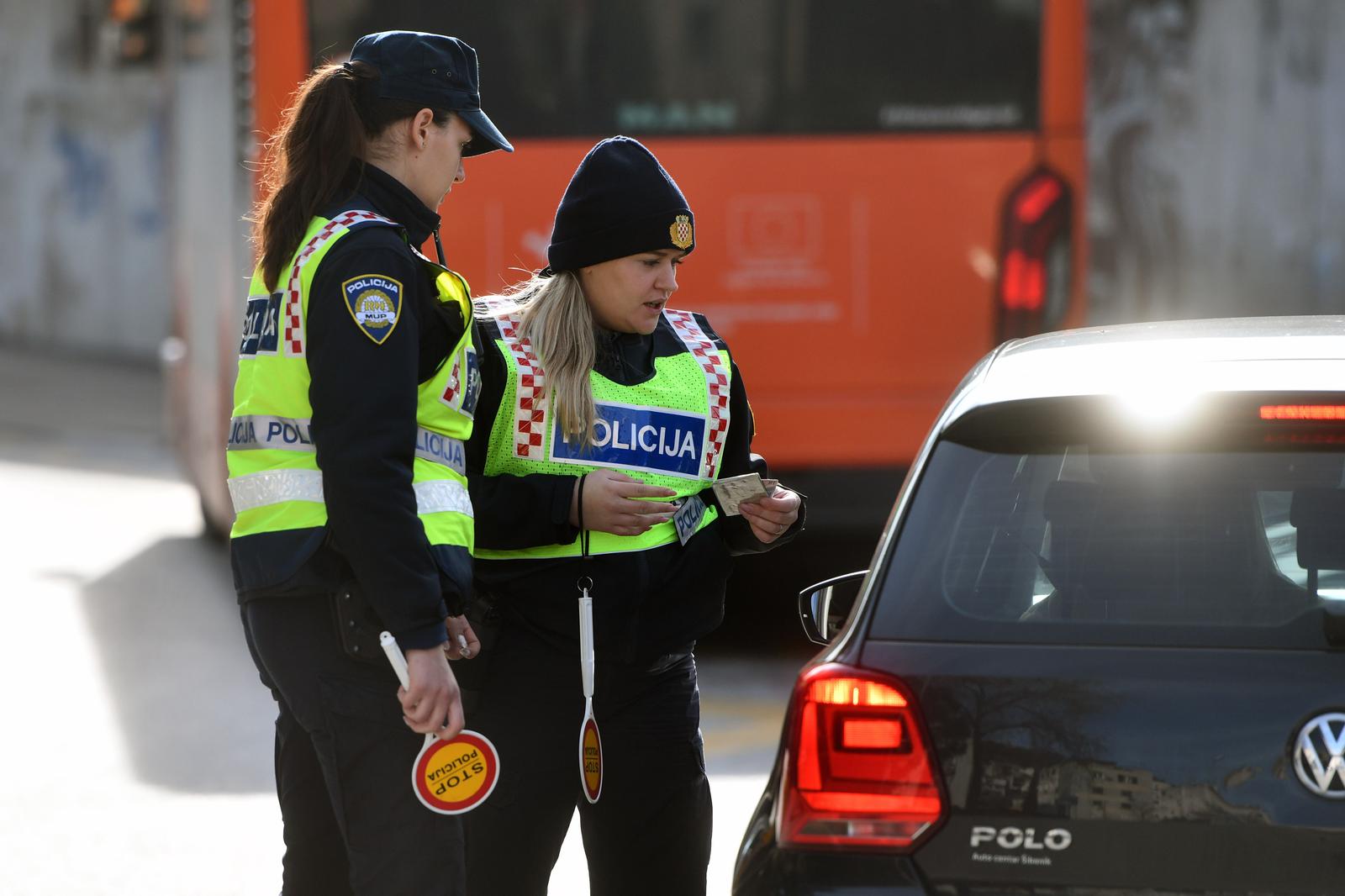 16.01.2024., Sibenik - Prometna policija kontrolira vozila na sibenskim prometnicama. Photo: Hrvoje Jelavic/PIXSELL