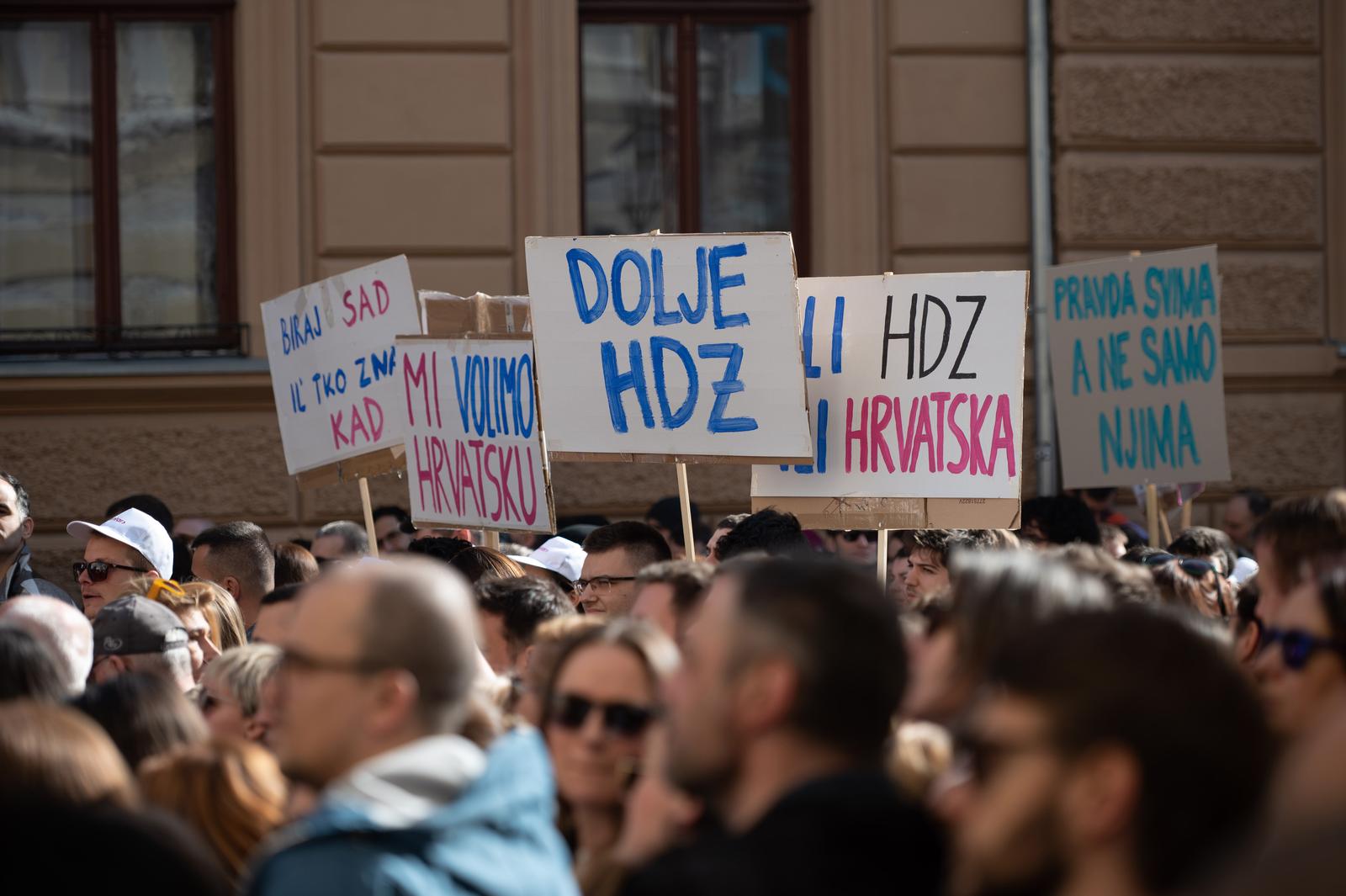 17.02.2024. Zagreb - Transparentni na prosvjedu "Dosta je! Odmah na izbore". Photo: Marko Juric/PIXSELL