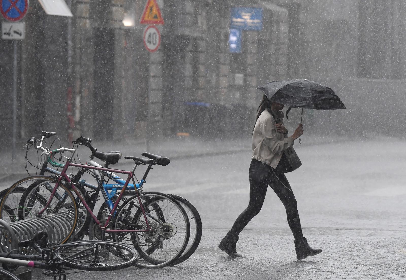 22.06.2019., Zagreb - Oko 16 sati Zagreb je zahvatilo olujno nevrijeme praceno obilnom kisom i grmljavinom. Photo: Marko Lukunic/PIXSELL