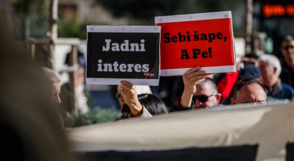 31.01.2024., Split - Prosvjed novinara i gradjana ispred zgrade HNK povodom spornog zakona Lex AP. Photo: Zvonimir Barisin/PIXSELL