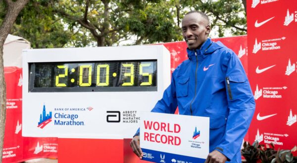 FILE PHOTO: Oct 8, 2023; Chicago, IL, USA; Kelvin Kiptum (KEN) celebrates after finishing in a world record time of 2:00:35 to win the Chicago Marathon at Grant Park. Mandatory Credit: Patrick Gorski-USA TODAY Sports/File Photo Photo: Patrick Gorski/REUTERS