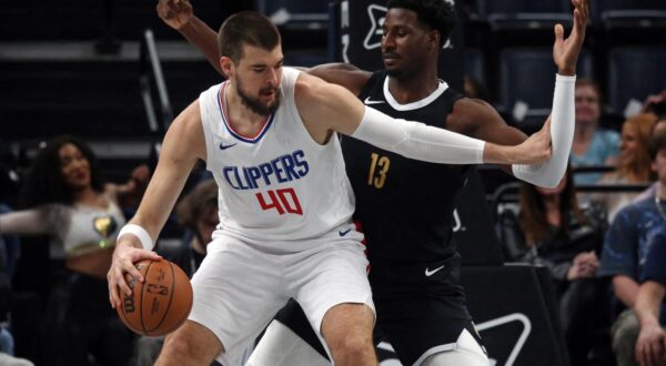 Feb 23, 2024; Memphis, Tennessee, USA; Los Angeles Clippers center Ivica Zubac (40) drives to the basket as Memphis Grizzlies forward-center Jaren Jackson Jr. (13) defends during the first half at FedExForum. Mandatory Credit: Petre Thomas-USA TODAY Sports Photo: Petre Thomas/REUTERS