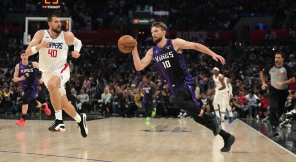 Feb 25, 2024; Los Angeles, California, USA; Sacramento Kings forward Domantas Sabonis (10) dribbles the ball against LA Clippers center Ivica Zubac (40) in the second half at Crypto.com Arena. Mandatory Credit: Kirby Lee-USA TODAY Sports Photo: Kirby Lee/REUTERS