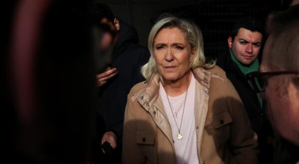French far right leader Marine Le Pen meets with farmers, as she visits a farm while nationwide farmers protest over price pressures, taxes and green regulation, grievances shared by farmers across Europe, in Radinghem, France January 28, 2024. REUTERS/Yves Herman Photo: YVES HERMAN/REUTERS