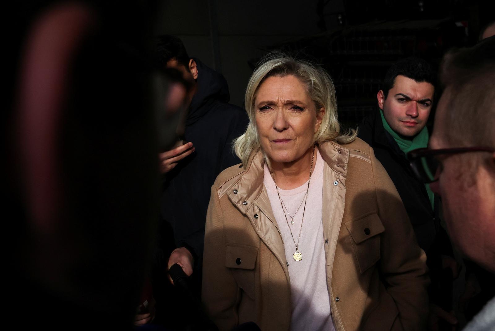 French far right leader Marine Le Pen meets with farmers, as she visits a farm while nationwide farmers protest over price pressures, taxes and green regulation, grievances shared by farmers across Europe, in Radinghem, France January 28, 2024. REUTERS/Yves Herman Photo: YVES HERMAN/REUTERS