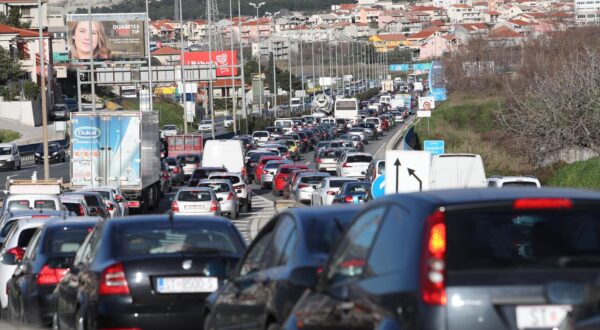 11.02.2021., Split - Velike guzve u prometu stvorile su se zbog zatvaranja brze ceste Solin-Klis zbog ocevida nakon teske prometne nesrece.rPhoto: Ivo Cagalj/PIXSELL