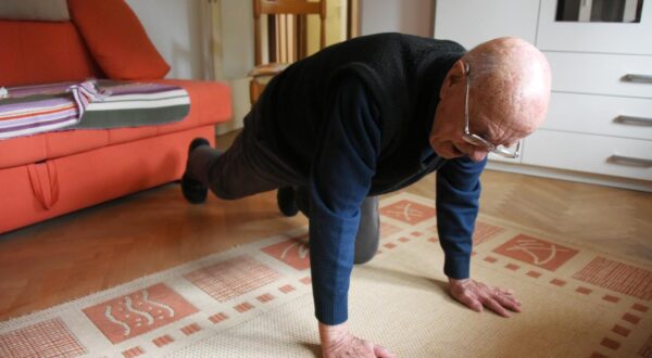12.02.2024., Pula - Aktivni 100-godisnjak Tajib Sabic svakodnevno vjezba i radi sklekove. Photo: Sasa Miljevic / PIXSELL/PIXSELL