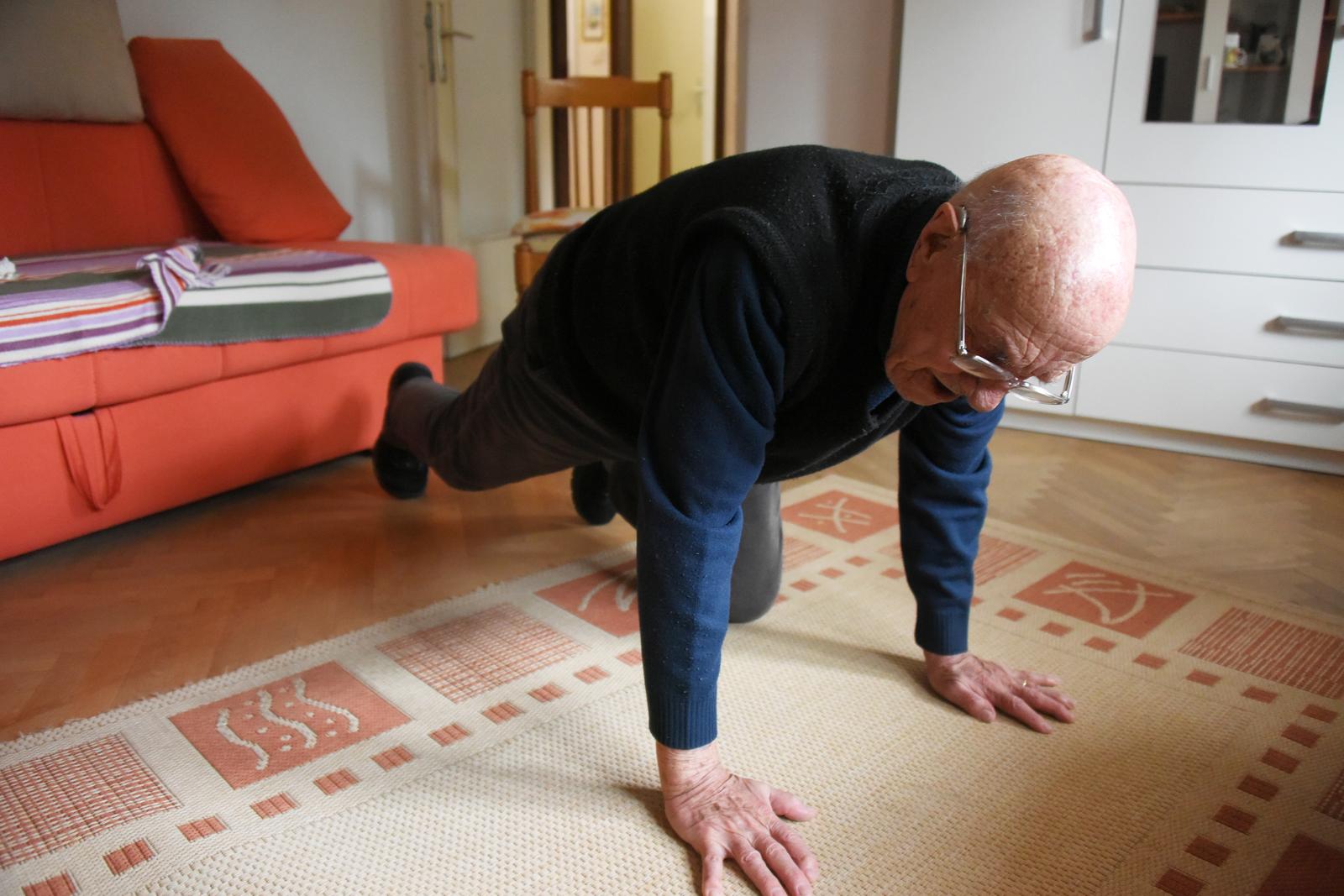 12.02.2024., Pula - Aktivni 100-godisnjak Tajib Sabic svakodnevno vjezba i radi sklekove. Photo: Sasa Miljevic / PIXSELL/PIXSELL