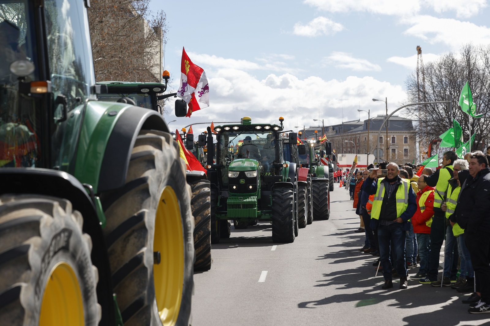 epa11182446 Farmers from various parts of Spain drive their tractors along the Paseo del Prado near the Agriculture Minister to number 46 of the Paseo de la Castellana, where the European Parliament Office in Spain is located, in Madrid, Spain, 26 Spain 2024. Protests of Spanish farmers have entered a third week while in Brussels an EU Agriculture and Fisheries Council meeting is held.  EPA/J.J. GUILLEN