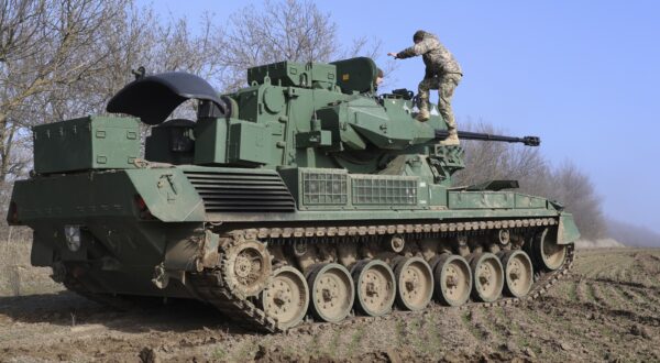 epa11172719 Ukrainian servicemen operate a German self-propelled anti-aircraft gun Gepard near the southern Ukrainian city of Odesa, Ukraine, 22 February 2024 amid the Russian invasion. The Gepard is an effective weapon to combat Russian-Iranian suicide drones that very often are used to attack the Odesa region. Russian troops entered Ukrainian territory on 24 February 2022, starting a conflict that has provoked destruction and a humanitarian crisis.  EPA/IGOR TKACHENKO