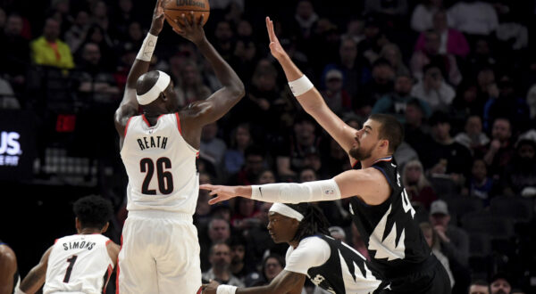 Portland Trail Blazers center Duop Reath, left, shoots the ball over Los Angeles Clippers center Ivica Zubac, right, during the first half of an NBA basketball game in Portland, Ore., Friday, March 22, 2024. (AP Photo/Steve Dykes)