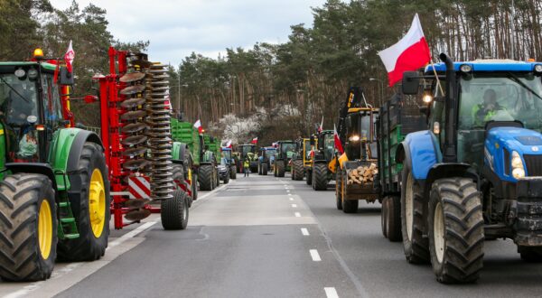 epa11225728 Polish farmers block traffic during their protest near the Polish-German border in Swiecko, western Poland, 17 March 2024. Polish farmers held a nationwide protest against the European Green Deal and the influx of goods coming from Ukraine. Farm vehicles, such as tractors, as well as pedestrians block roads in different parts of the country.  EPA/Lech Muszynski POLAND OUT