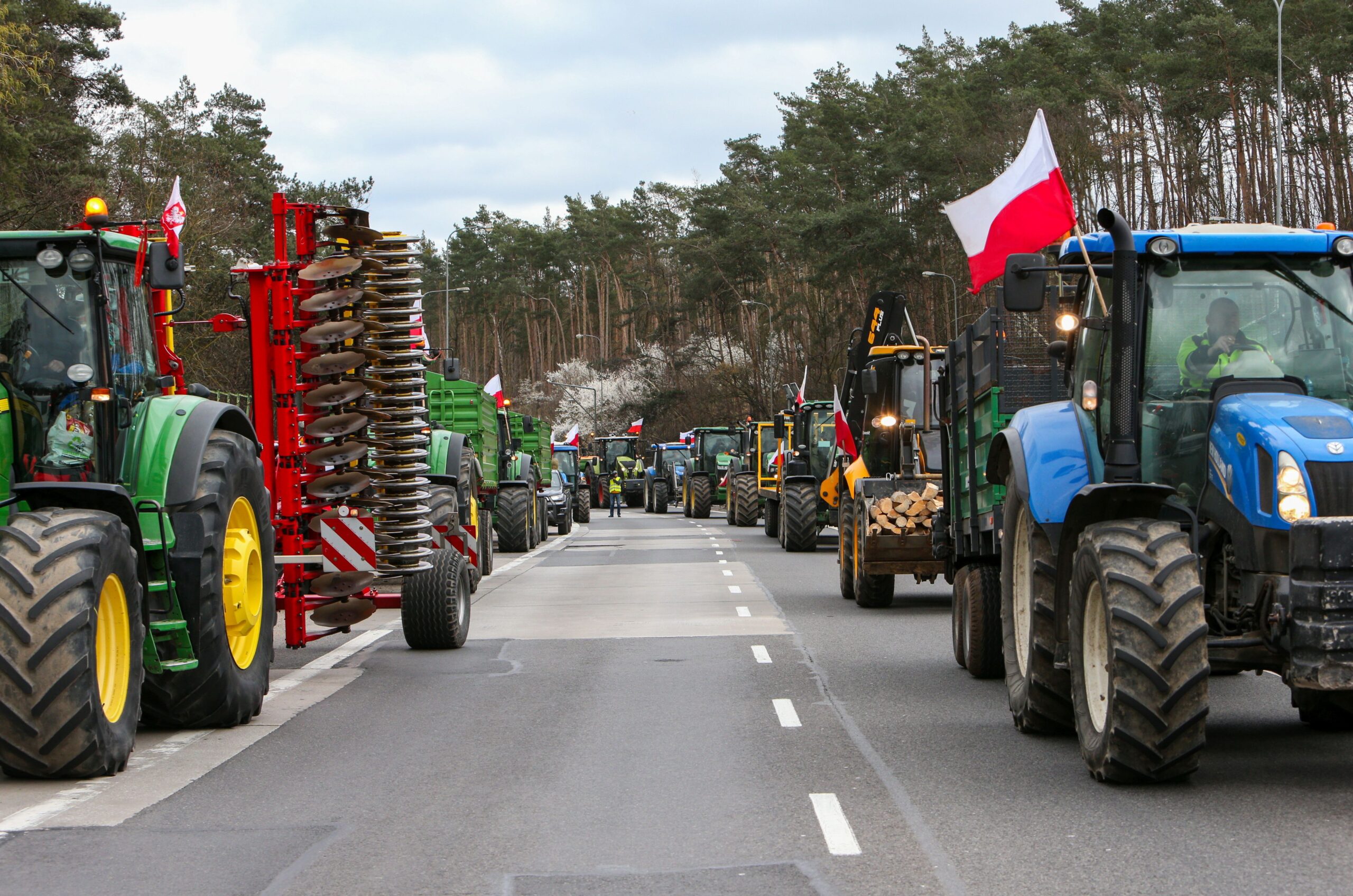 epa11225728 Polish farmers block traffic during their protest near the Polish-German border in Swiecko, western Poland, 17 March 2024. Polish farmers held a nationwide protest against the European Green Deal and the influx of goods coming from Ukraine. Farm vehicles, such as tractors, as well as pedestrians block roads in different parts of the country.  EPA/Lech Muszynski POLAND OUT