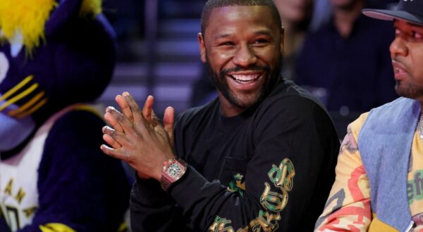 LAS VEGAS, NEVADA - DECEMBER 09: Former professional boxer Floyd Mayweather Jr. smiles during the second quarter in the championship game between the Indiana Pacers and the Los Angeles Lakers in the inaugural NBA In-Season Tournament at T-Mobile Arena on December 09, 2023 in Las Vegas, Nevada.,Image: 828228169, License: Rights-managed, Restrictions: NOTE TO USER: User expressly acknowledges and agrees that, by downloading and or using this photograph, User is consenting to the terms and conditions of the Getty Images License Agreement., Model Release: no, Credit line: Ethan Miller / Getty images / Profimedia