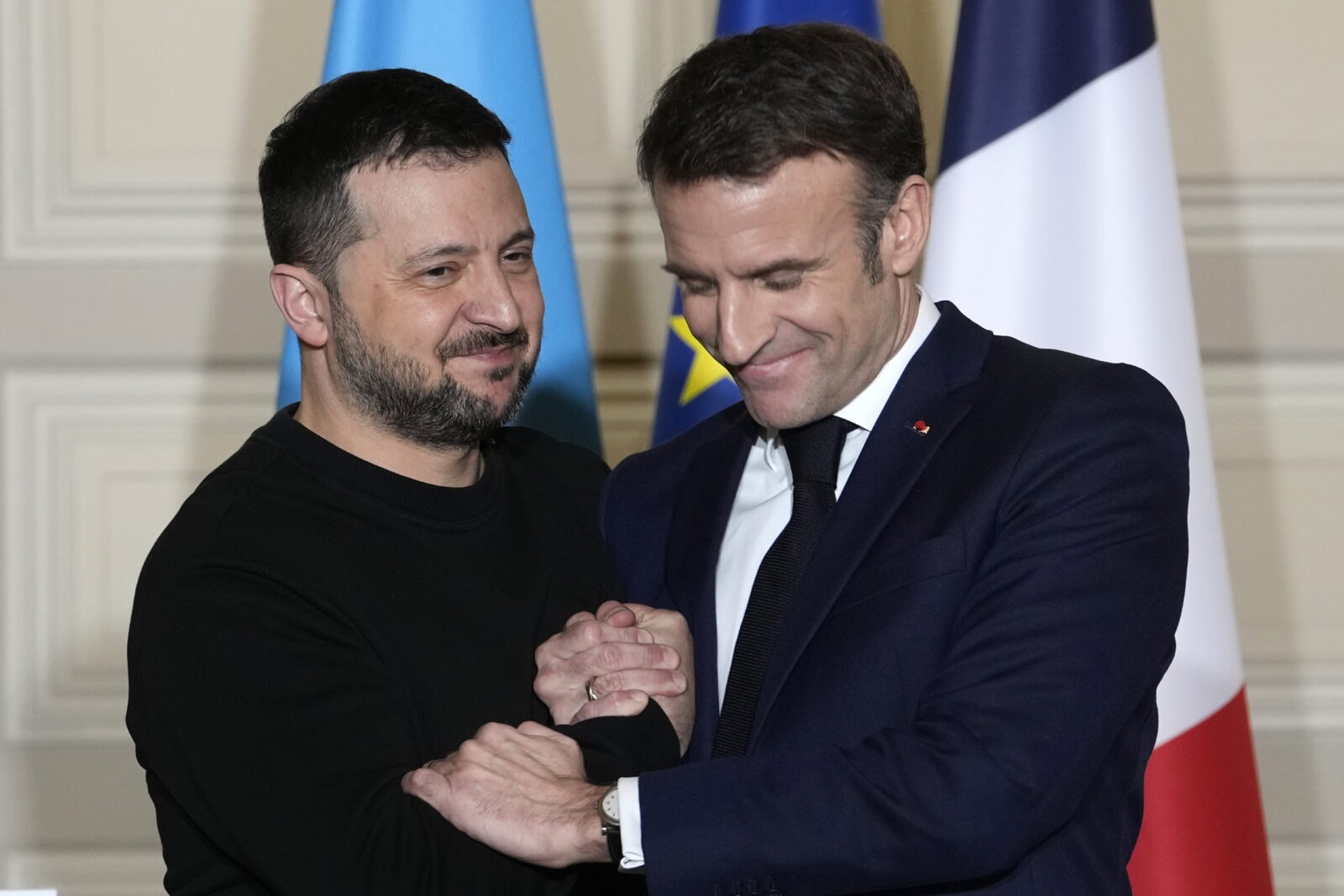 epa11159418 French President Emmanuel Macron (R) and his Ukrainian counterpart Volodymyr Zelensky shake hands after signing an agreement at the Elysee Palace in Paris, France, 16 February 2024. French President Emmanuel Macron will sign a bilateral security agreement with his Ukrainian counterpart, Volodymyr Zelensky to provide 'long-term support' to the war-ravaged country which has been battling Russia's full-scale invasion for nearly two years.  EPA/THIBAULT CAMUS / POOL MAXPPP OUT