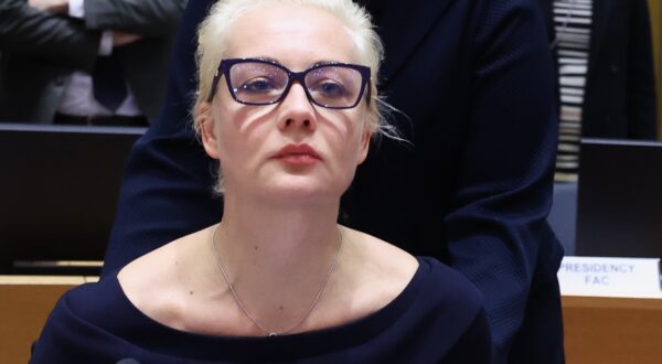 epa11166018 Yulia Navalnaya, the widow of Alexei Navalny, takes part in a meeting of European Union foreign ministers in Brussels, Belgium February 19, 2024.  EPA/YVES HERMAN / POOL