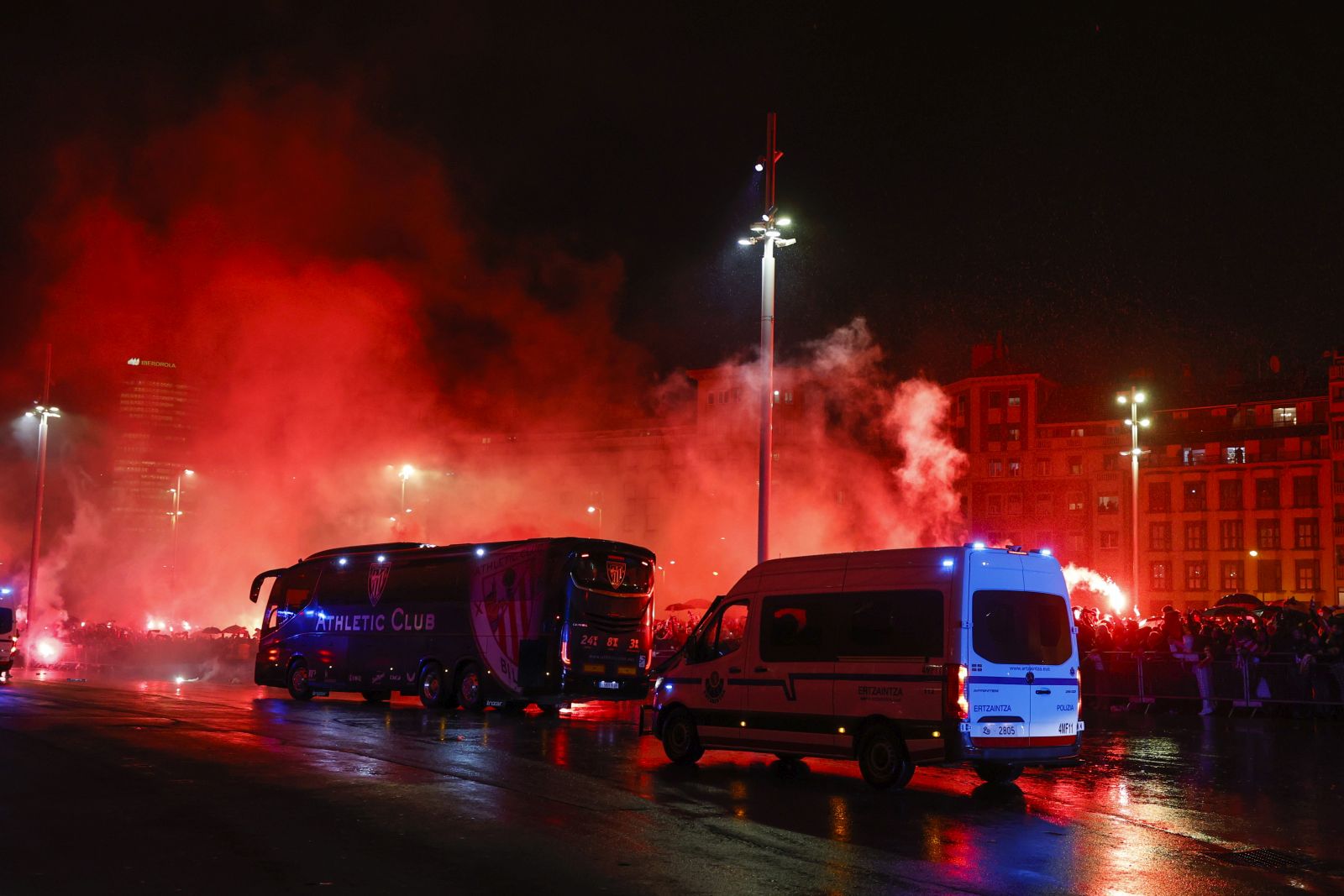 epa11189393 Athletic's supporters light flares to welcome the arrival of the team's bus ahead of the Spanish King's Cup semifinal second leg soccer match between Athletic Club Bilbao and Atletico Madrid, in Bilbao, Spain, 29 February 2024.  EPA/LUIS TEJIDO