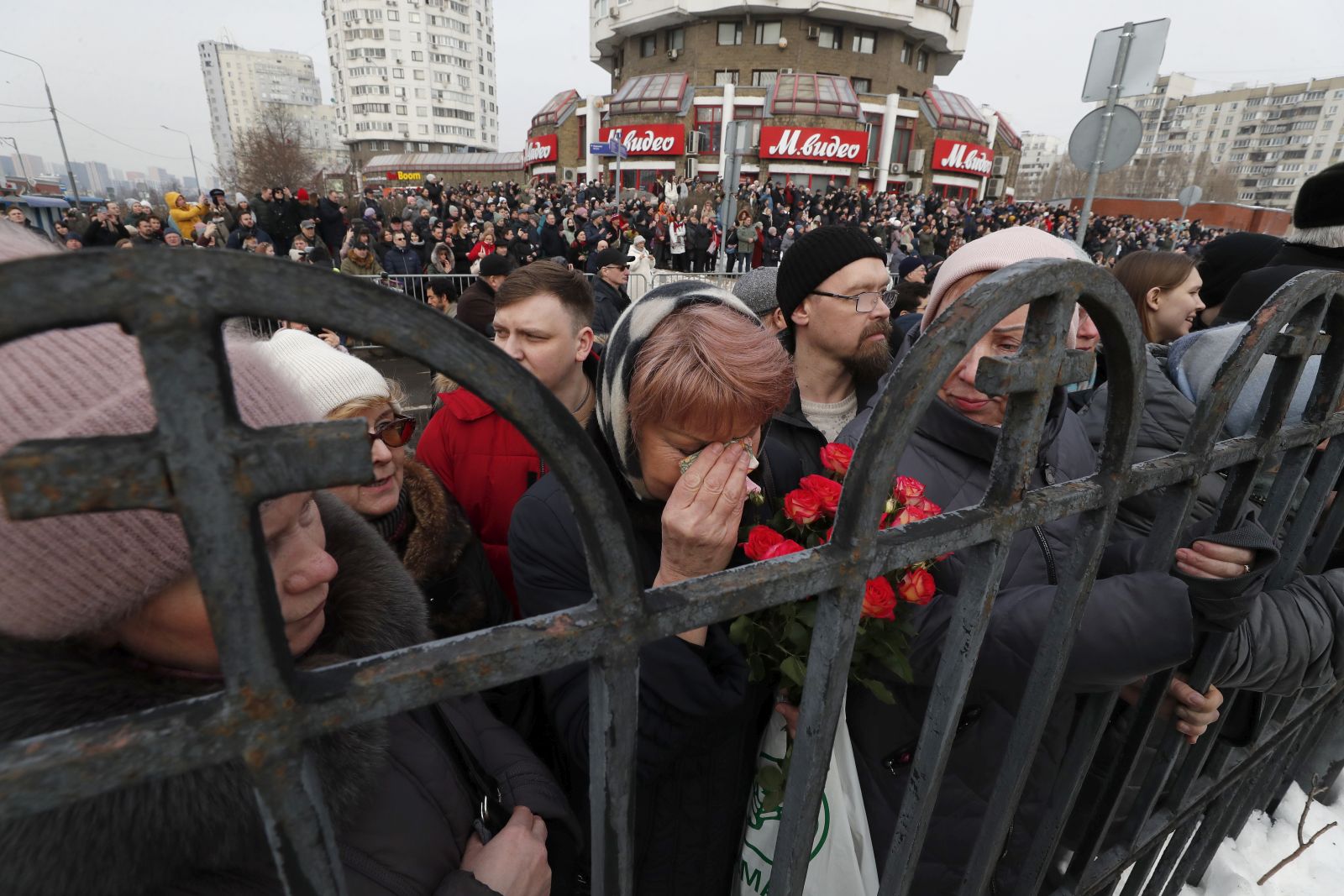 epa11191329 People react outside the Church of the Icon of the Mother of God, prior the funeral of late Russian opposition leader Alexei Navalny, in Moscow, Russia, 01 March 2024. Outspoken Kremlin critic Navalny died aged 47 in an arctic penal colony on 16 February 2024 after being transferred there in 2023. The colony is considered to be one of the world's harshest prisons.  EPA/MAXIM SHIPENKOV