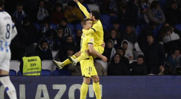 epa11176301 Real Sociedad's Alexander Sorloth (L) celebrates with Goncalo Guedes (R) after scoring the 1-3 goal during the Spanish LaLiga soccer match between Real Sociedad and Villarreal CF, in San Sebastian, Basque Country, Spain, 23 February 2024.  EPA/Juan Herrero