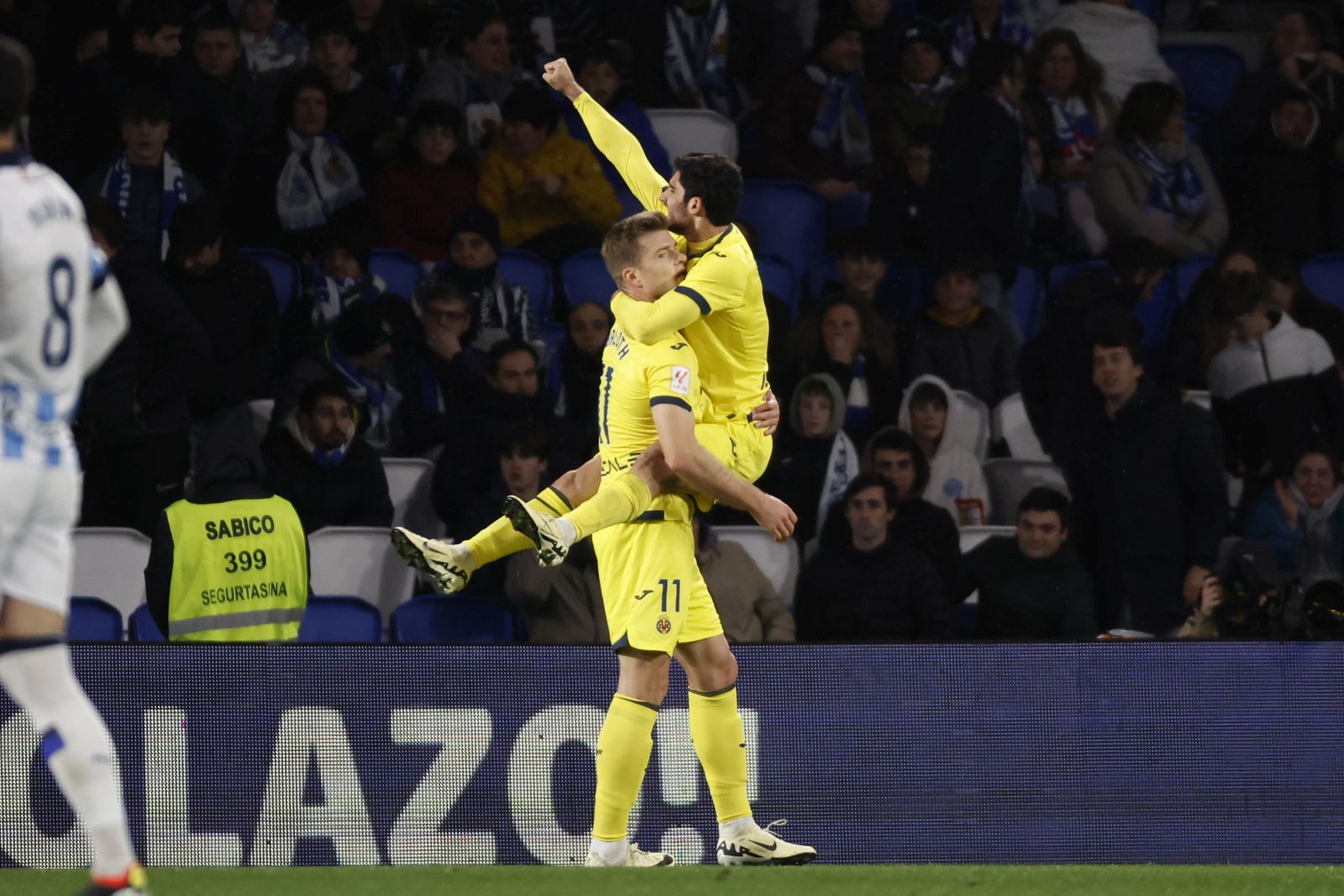 epa11176301 Real Sociedad's Alexander Sorloth (L) celebrates with Goncalo Guedes (R) after scoring the 1-3 goal during the Spanish LaLiga soccer match between Real Sociedad and Villarreal CF, in San Sebastian, Basque Country, Spain, 23 February 2024.  EPA/Juan Herrero