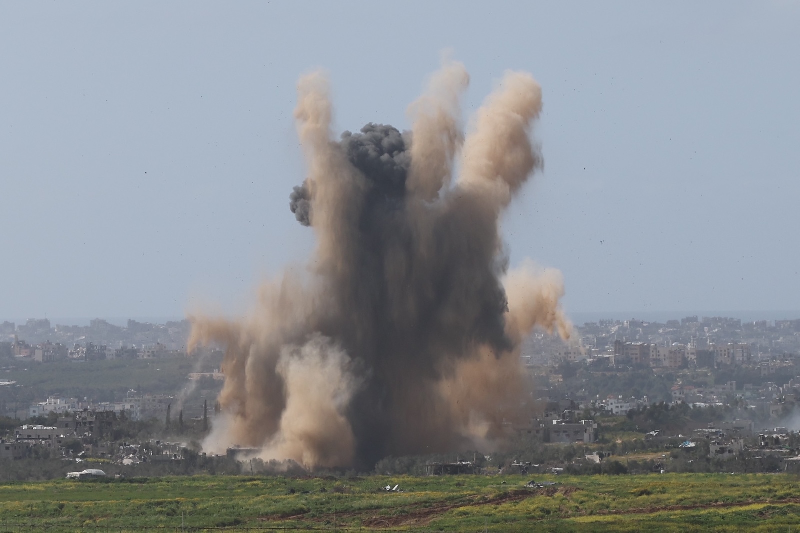 epa11201766 A view shows explosions from Israeli airstrikes on Beit Hanoun northern Gaza Strip as seen from the Israeli side in southern Israel, 06 March 2024.  More than 30,000 Palestinians and over 1,300 Israelis have been killed, according to the Palestinian Health Ministry and the Israel Defense Forces (IDF), since Hamas militants launched an attack against Israel from the Gaza Strip on 07 October 2023, and the Israeli operations in Gaza and the West Bank which followed it.  EPA/ABIR SULTAN