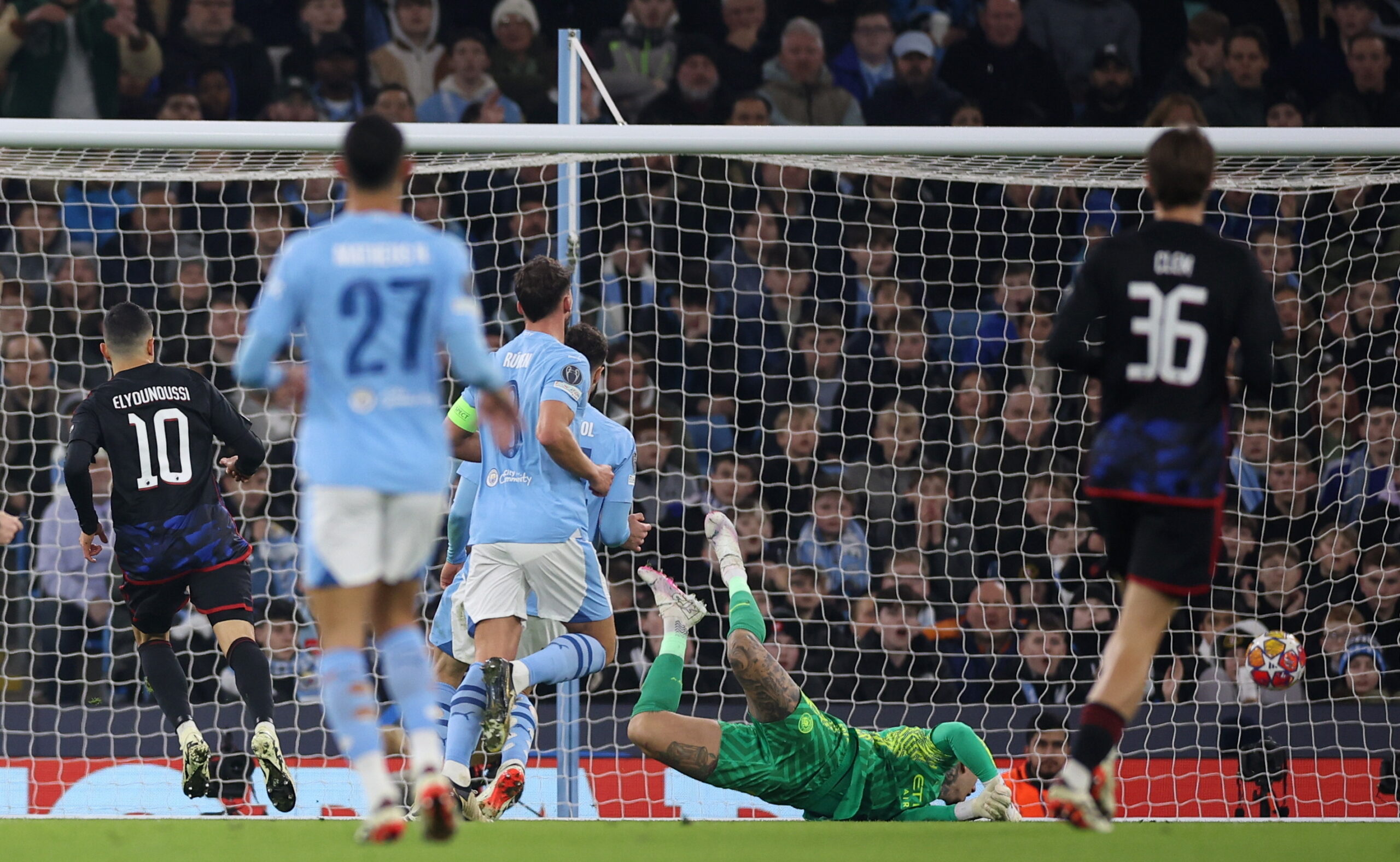epa11202801 Mohamed Elyounoussi (L) of Copenhagen scores the 2-1 goal during the UEFA Champions League Round of 16, 2nd leg soccer match Manchester City vs FC Copenhagen, in Manchester, Britain, 06 March 2024.  EPA/ADAM VAUGHAN