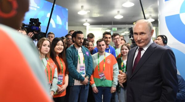 epa11202858 Russian President Vladimir Putin (R) meets with foreign students studying in Russia who took part in the 2024 World Youth Festival (WYF) at the Sirius Federal Territory, Krasnodar Region, Russia, 06 March 2024. From 01 to 07 March, 2024, youth from all over the world gathered on the federal territory of Sirius, with more than 20 thousand participants from 190 countries, according to head of the Federal Agency for Youth Affairs (Rosmolodezh), Ksenia Razuvaeva.  EPA/EKATERINA CHESNOKOVA/SPUTNIK/KREMLIN POOL MANDATORY CREDIT